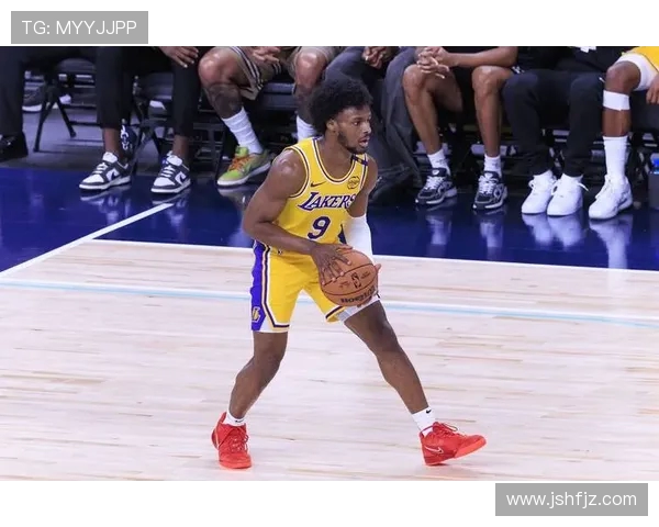 湖人对决热火激情四溢NBA赛场火爆对抗引发球迷热议