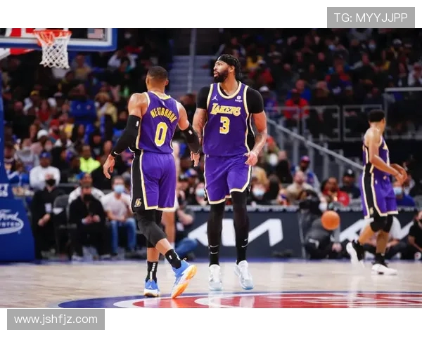 湖人队与活塞队激战正酣球迷期待精彩对决与绝佳表现 湖人队与活塞队激战正酣球迷期待精彩对决与绝佳表现